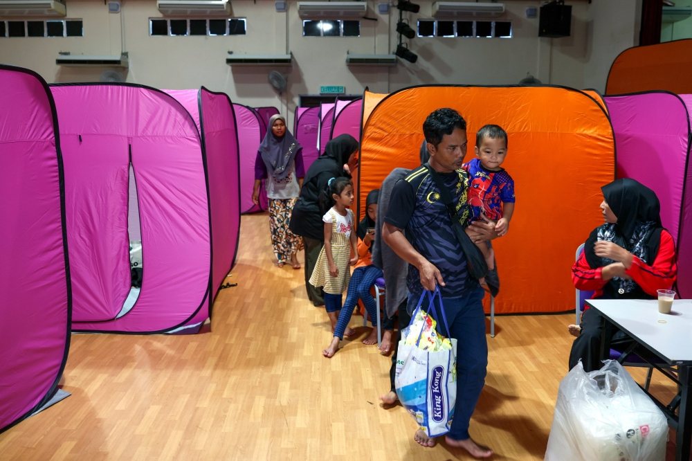 According to the latest report from the National Disaster Control Centre of the National Disaster Management Agency, a total of 923 victims from 275 families were recorded at seven PPS in Dungun, Terengganu. — Bernama file pic