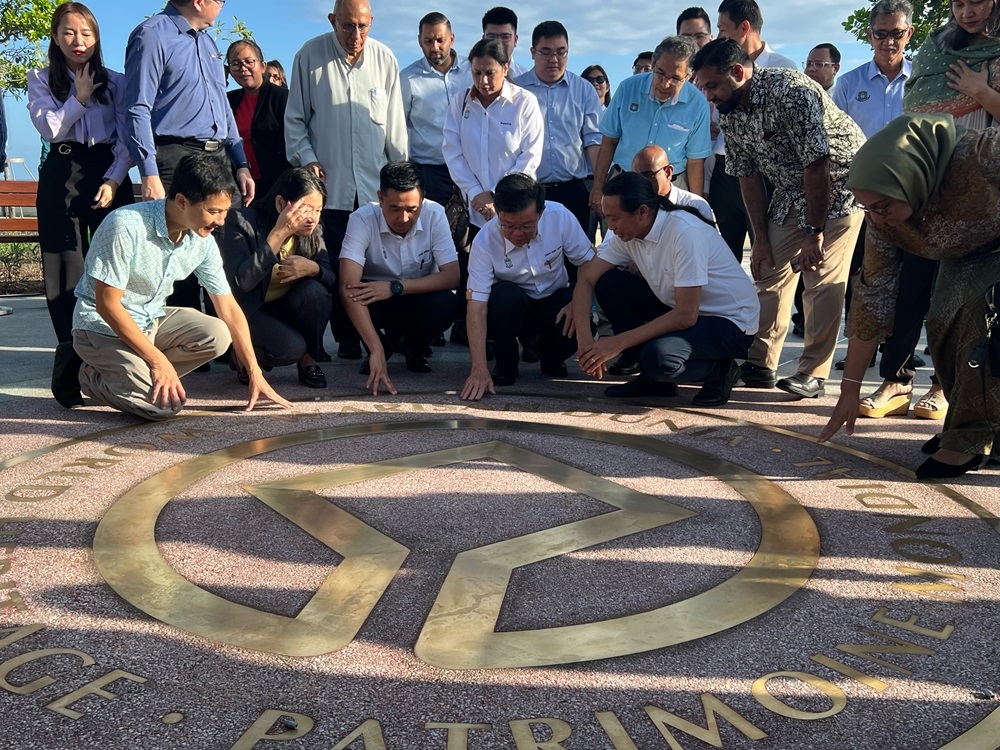 Penang chief minister Chow Kon Yeow (second from right front row) at the official launch of the Linear Garden at Esplanade. — Pictures by Opalyn Mok