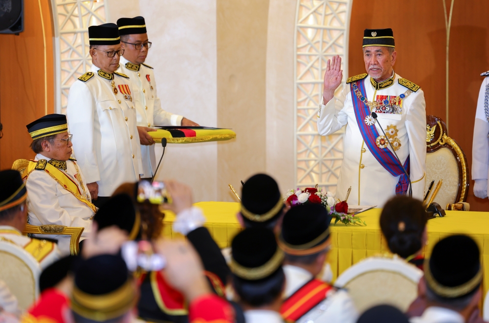 Tun Wan Junaidi Tuanku Jaafar takes his oath of office as the 8th Yang Dipertua Negeri at the State Legislative Assembly Building, Kuching, January 29, 2024. — Bernama pic  