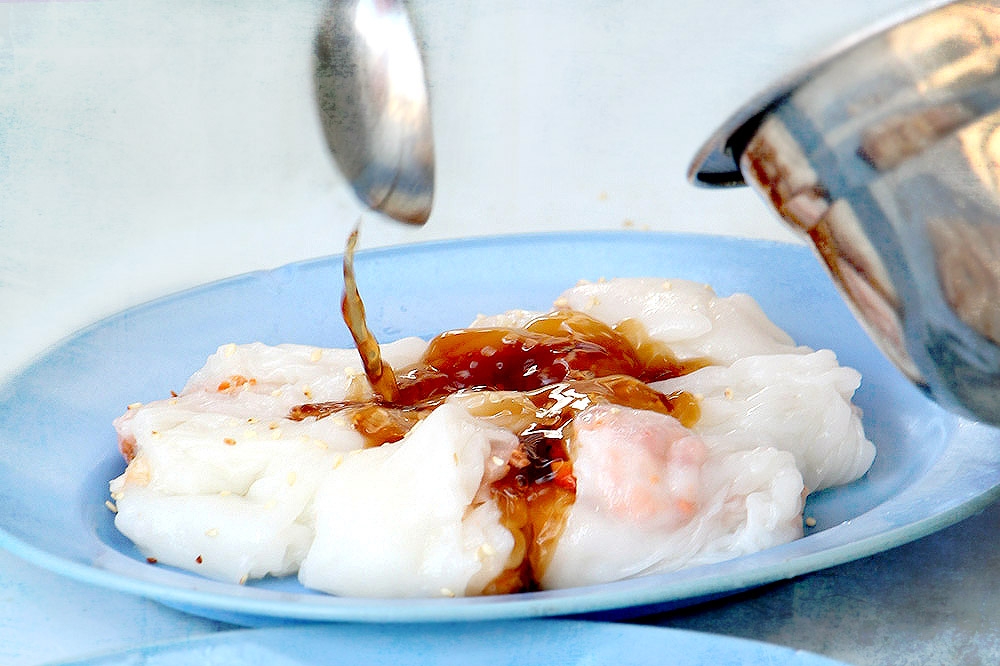Start the morning with some slippery smooth 'chee cheong fun' (rice noodle rolls).