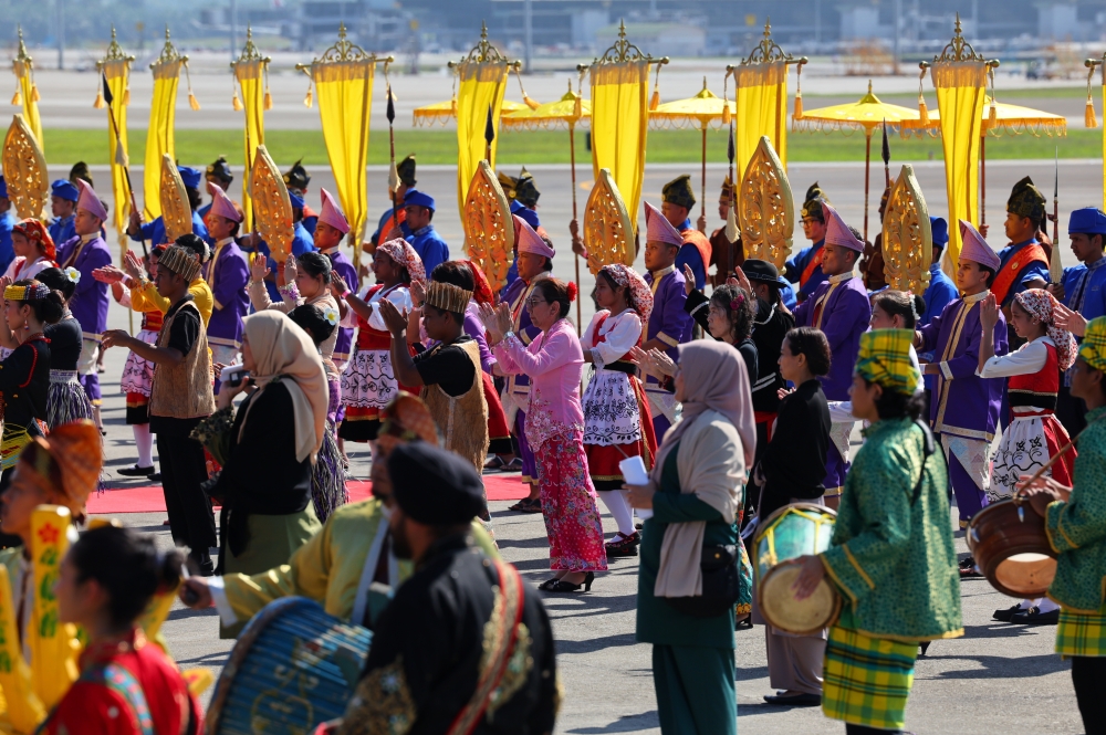Part of the parade welcoming outgoing Yang di-Pertuan Agong Al-Sultan Abdullah Riáyatuddin Mustafa Billah Shah and Raja Permaisuri Agong Tunku Azizah Aminah Maimunah Iskandariah at the Kuala Lumpur Airport in Sepang January 30, 2024. — Bernama pic