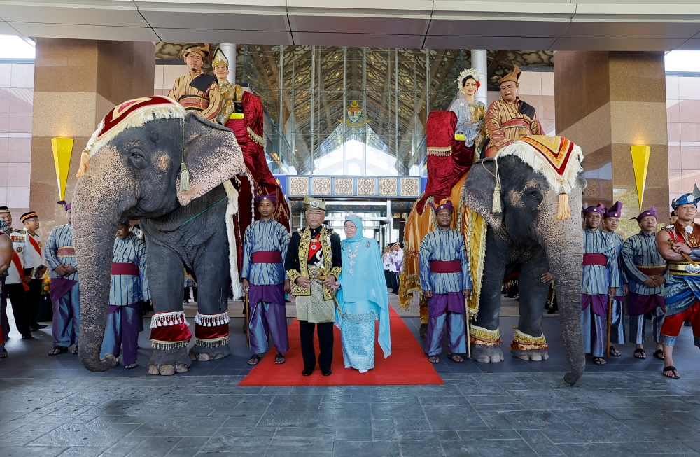 Yang di-Pertuan Agong Al-Sultan Abdullah Ri’ayatuddin Al-Mustafa Billah Shah and Raja Permaisuri Agong Tunku Azizah Aminah Maimunah Iskandariah take a picture with elephants Myan Thon Pian and Rambai at Kompleks Bunga Raya, Kuala Lumpur International Airport (KLIA), January 30, 2024. — Bernama pic 