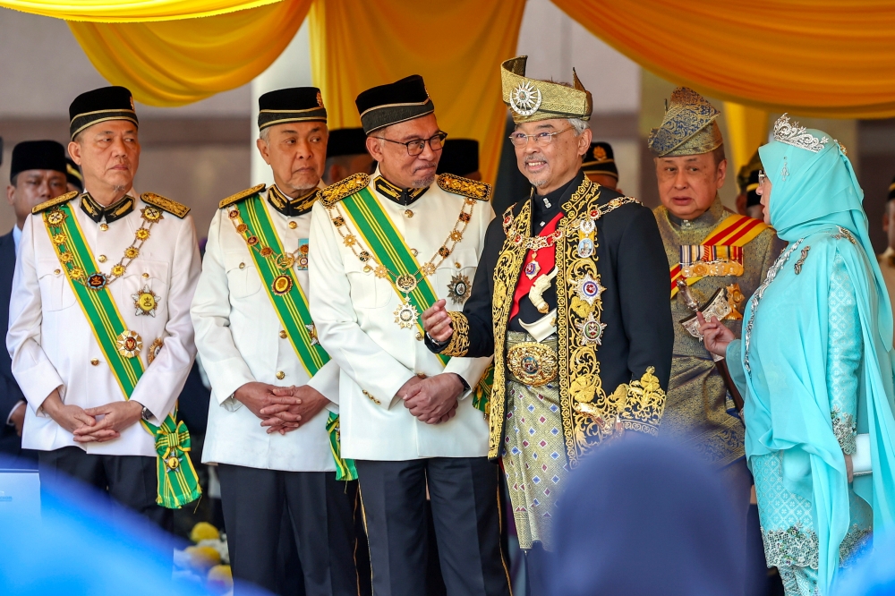 Yang di-Pertuan Agong Al-Sultan Abdullah Ri’ayatuddin Al-Mustafa Billah Shah and Raja Permaisuri Agong Tunku Azizah Aminah Maimunah Iskandariah at Kompleks Bunga Raya, Kuala Lumpur International Airport, January 30, 2024. With them are Prime Minister Datuk Seri Anwar Ibrahim and Deputy Prime Ministers Datuk Seri Ahmad Zahid Hamidi and Datuk Seri Fadillah Yusof. — Bernama pic 