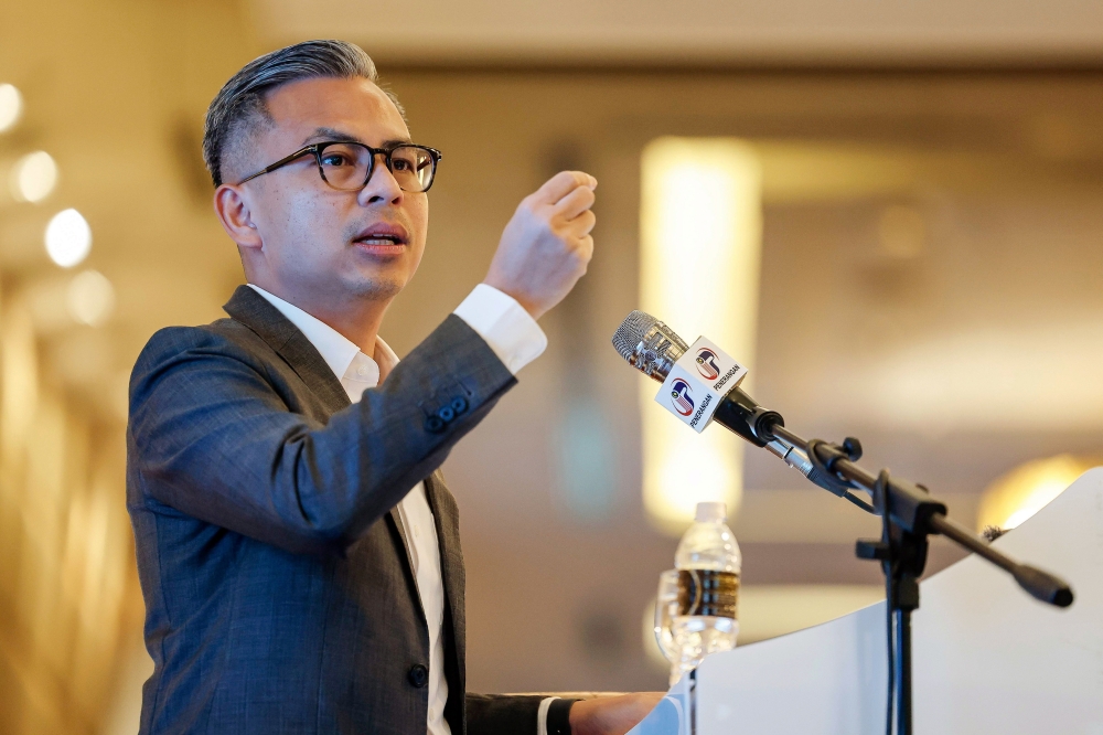 Communications Minister Fahmi Fadzil delivers a speech at the Communications Minister’s Mandate and PEDi Briefing with the Madani community of the Federal Territories of Kuala Lumpur and Putrajaya, Kuala Lumpur, January 30, 2024. — Bernama pic 