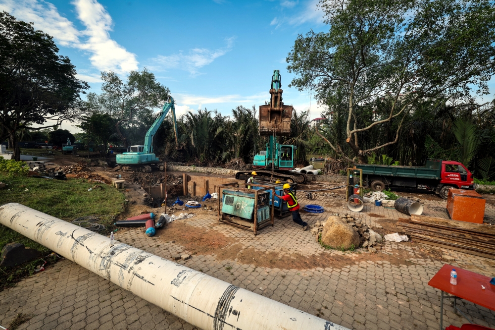 The works to connect two new 600mm pipelines to replace the leaking underwater pipeline was completed much faster than scheduled, PBAPP said in a statement released early this morning. — Bernama pic