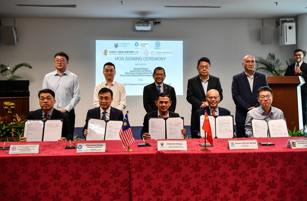 (From left) Architecture Design and Research Institute of Tsinghua University Co Ltd Prof Borong Lin, China Smart Energy Industry Alliance Vice Chairman Shi Chun, University of Malaya deputy vice chancellor (Research and Innovation) Prof Kaharudin Dimyati, Guoann Dot Com Berhad CEO Teo Kok Ann and China Power International Development Limited Deputy General Manager Liu Xiang during the signing and exchange of Memorandum of Agreement (MoA) and Memorandum of Understanding (MoU) for Carbon Neutral Research and Development Centre and 2-3 GW Smart and Renewable Energy Power Plant at Chancellery Building, University Malaya in Kuala Lumpur January 31, 2024. — Bernama pic