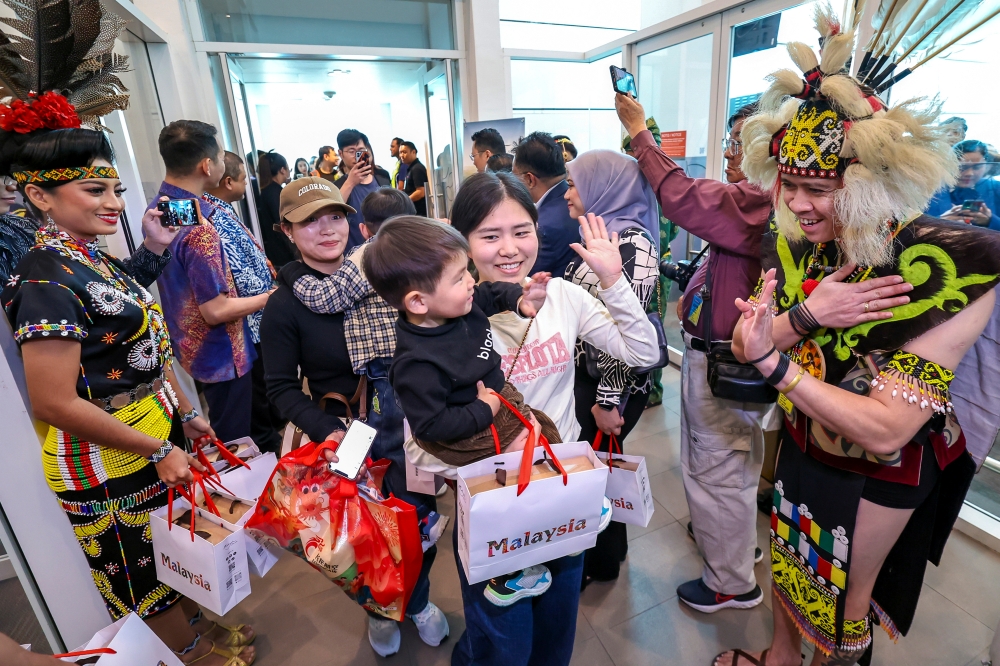 Tourists arriving on Loong Air’s inaugural flight from Hangzhou, China, being greeted at Kuala Lumpur International Airport (KLIA) Terminal 2, February 1, 2024. — Bernama pic 