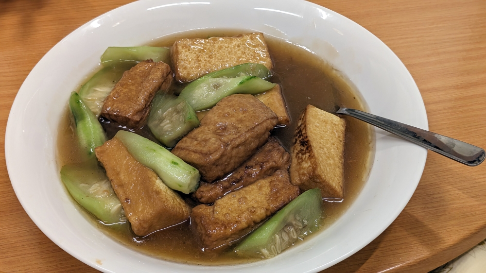 Another signature here is the Braised Sliced Pork Belly with Salted Fish in Clay Pot, a dish which earned plenty of renown at Oversea Restaurant.