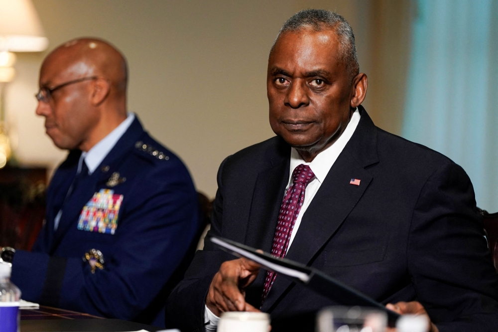US Secretary of Defence Lloyd Austin on Thursday apologised for concealing his prostate cancer diagnosis and hospitalisation from President Joe Biden and the rest of the government. — Reuters pic