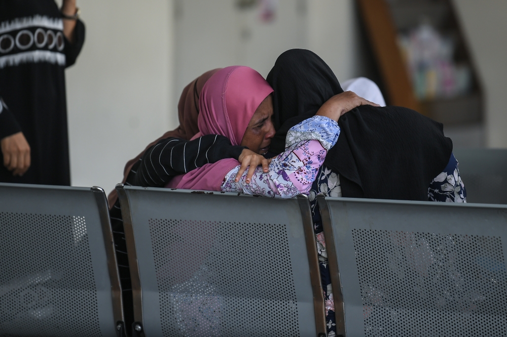 Grieving family members of a lance corporal killed in the crash at kilometre 77.5 of the North-South Expressway (northbound), near Gurun, February 2, 2024. — Bernama pic 