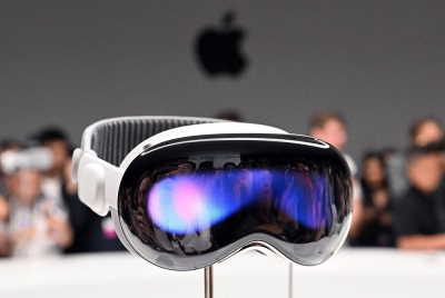US Apple fans get hands on US$3,500 Vision Pro