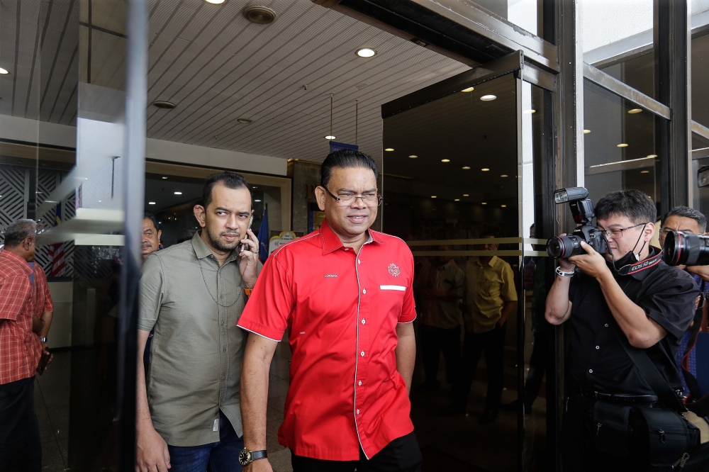 Umno supreme council member Datuk Lokman Adam (centre) said today Prime Minister Datuk Seri Anwar Ibrahim had played a role in Datuk Seri Najib Razak’s pardon hearing being expedited. — Picture by Sayuti Zainudin 