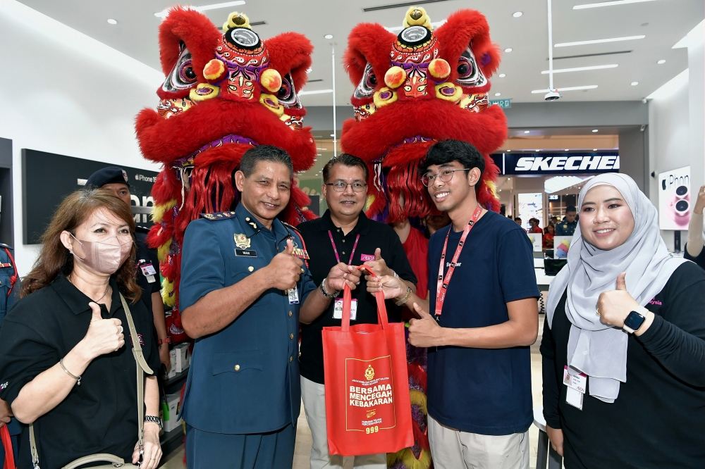 Selangor Fire and Rescue Department director Wan Md Razali Wan Ismail (2nd left) is seen at the launch of the Fire Safety Campaign ahead of the Chinese New Year celebration in Shah Alam February 3, 2024. — Bernama pic