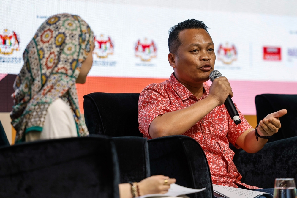 Natural Resources and Environmental Sustainability Nik Nazmi Nik Ahmad speaks during the ‘Shaping A Zero Emission Tomorrow For Malaysia’ forum in Kuala Lumpur February 3, 2024. — Bernama pic