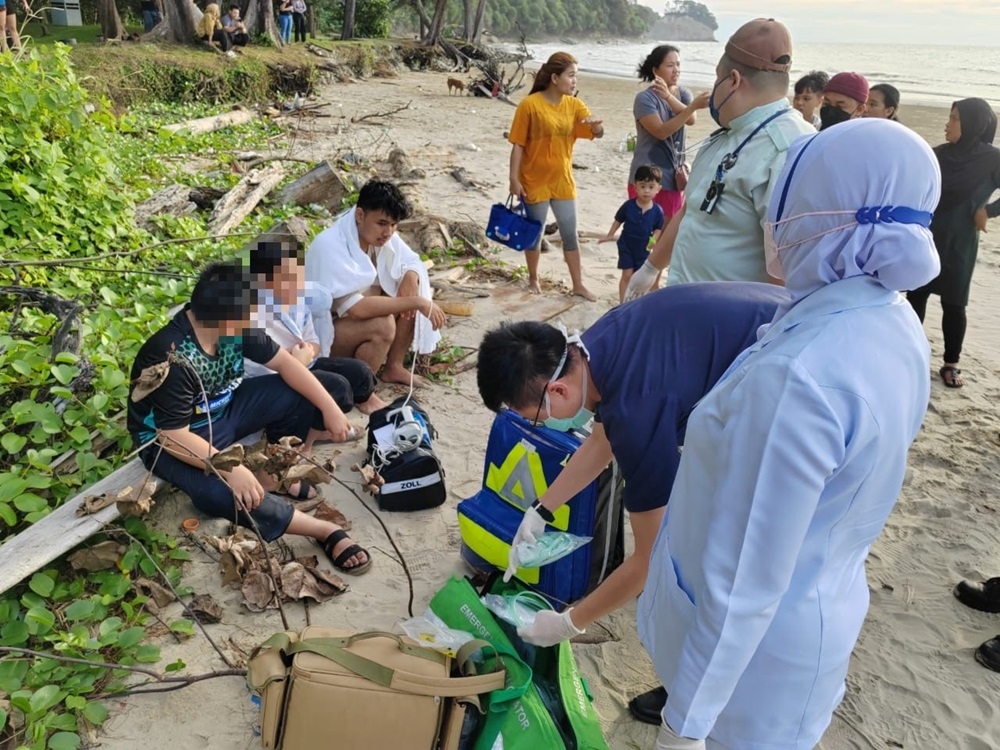 The victim and teen were given first aid before being brought to Miri Hospital. — Borneo Post pic