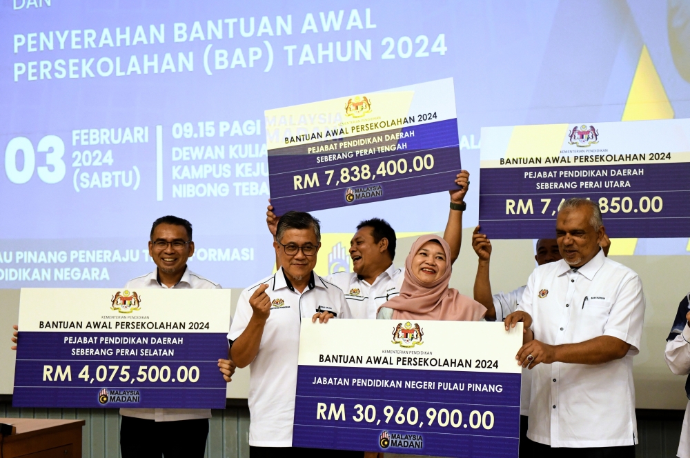 Education Minister Fadhlina Sidek (2nd right) poses with recipients of the Early School Assistance during the engagement session with the Penang School Board in Nibong Tebal February 3, 2024. — Bernama pic