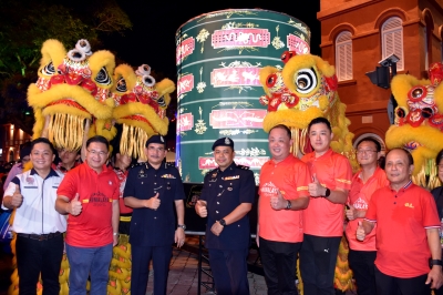 Melaka's Jonker Walk illuminated with 1,000 lanterns, giant dragon replica for CNY celebration, says chairman - Vimarsana News