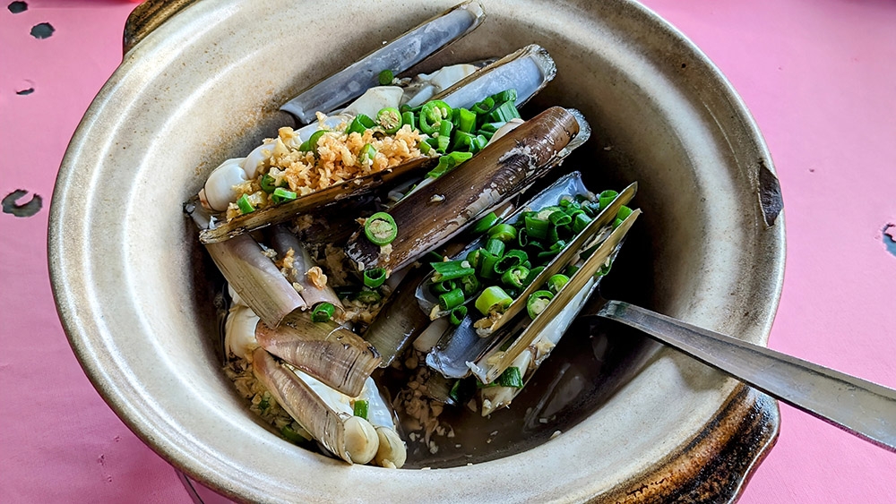 Clay Pot Razor Clams with Chinese wine, garlic and 'cili padi'.