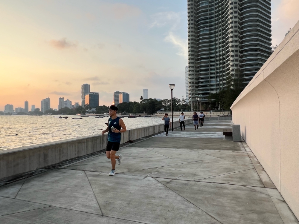 Joggers along the promenade at Gurney Bay, Penang. — Picture by Opalyn Mok