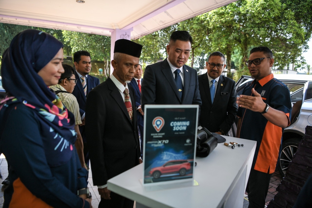 State Human Resources, Chinese, Indian, Siamese and Non-Governmental Organisation Committee chairman Wong Chia Zhen (third right) with the Chairman of the Kulim Kedah Municipal Council (MPKK), Datuk Elmi Yusoff (second right) being briefed on the system provided by Heitech Padu Berhad (HTP) after the signing ceremony of the Strategic Cooperation Agreement between MPKK and HTP in Kulim, February 4, 2024. — Bernama pic