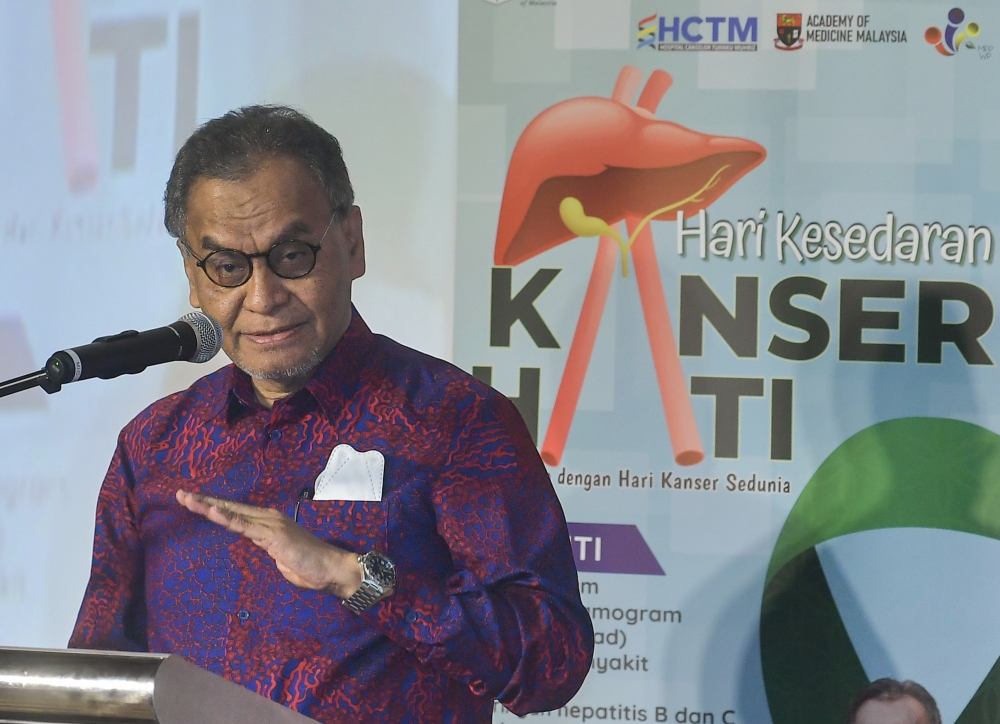 Health Minister Dzulkefly Ahmad called on Malaysians to continue practising a healthy lifestyle through proper nutrition, physical activities, avoiding alcohol and not smoking in conjunction with the World Cancer Day celebration that carries the ‘Close the Care Gap’ theme. — Bernama pic