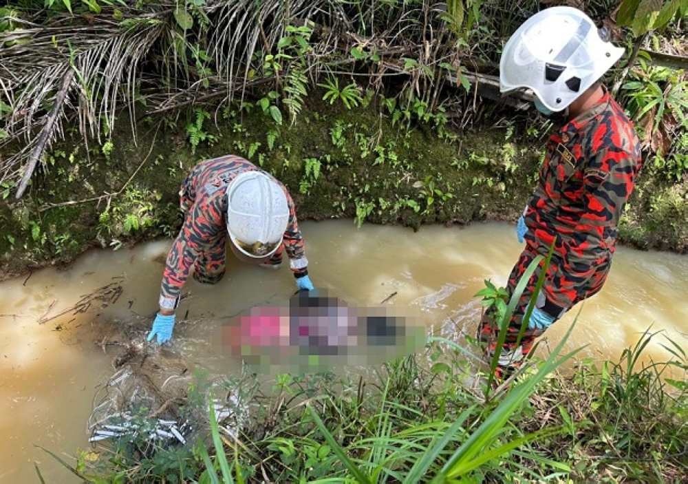 Fire and rescue personnel arrived at the scene and proceeded to remove the fishing net that was stuck on the victim. — Borneo Post Online pic