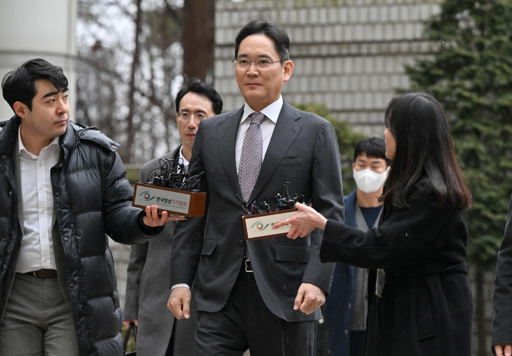 Samsung Electronics chairman Lee Jae-yong (centre) arrives to court for his ruling on the controversial 2015 merger case, at the Seoul Central District Court in Seoul on February 5, 2024. — AFP pic