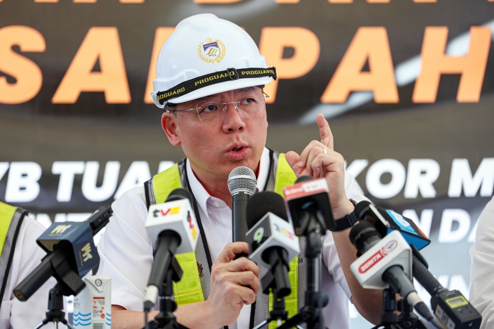 Minister of Housing and Local Government Nga Kor Ming speaking at the press conference on the cleanup and closure of the illegal garbage dump in Jalan Davis in Kuala Lumpur, February 5, 2024. — Bernama pic