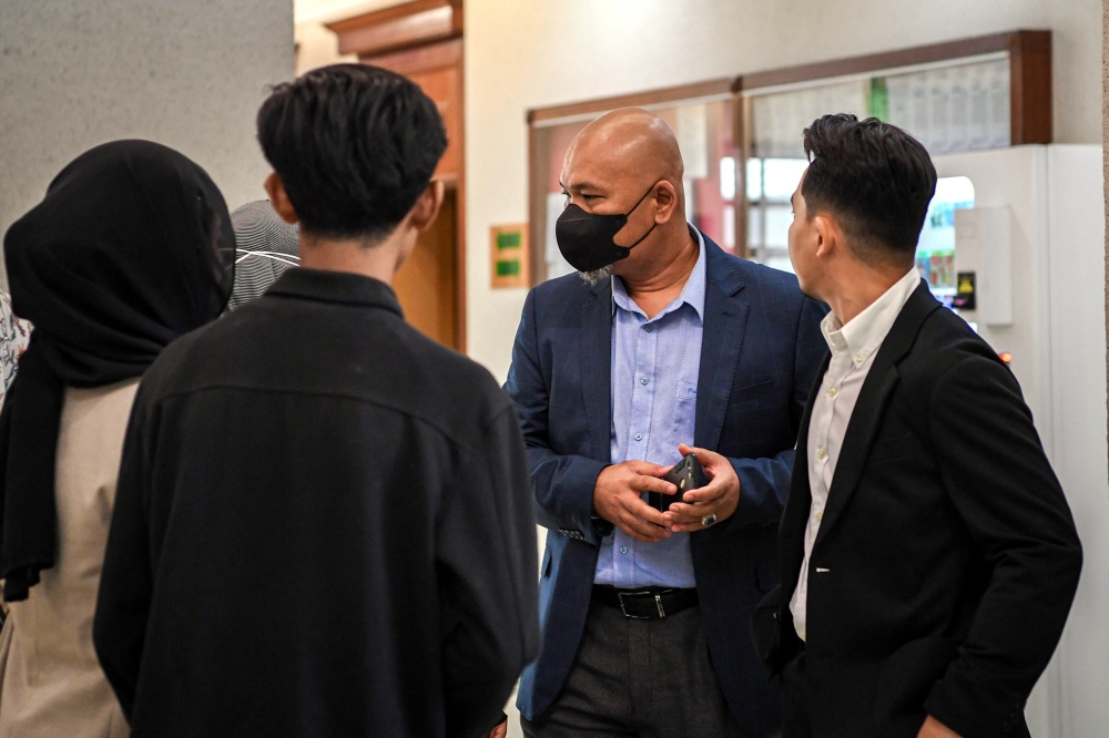 Judge Mohd Kafli Che Ali acquitted Wan Ahmad Farhaan Wan Kia Salleh Nor, 32, (right) and Mohd Fami Sharin, 50, (second, right) after finding that the prosecution failed to establish a prima facie case against the two accused at the end of the prosecution case. — Bernama pic 