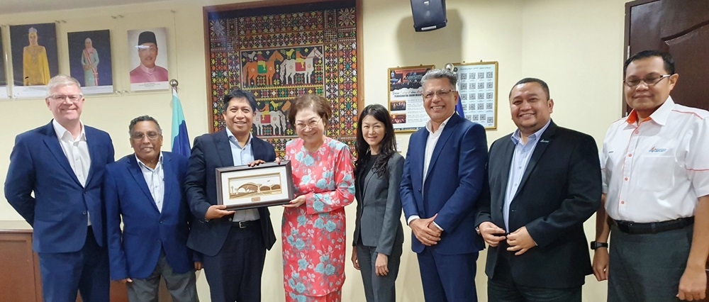 Culture and Environment Minister Datuk Christina Liew (4th left) receiving a framed picture of the KLIA from MAHB Acting Group CEO Mohamed Rastam Shahrom. On her left is Ministry’s Permanent Secretary Josie Lai. — Borneo Post pic