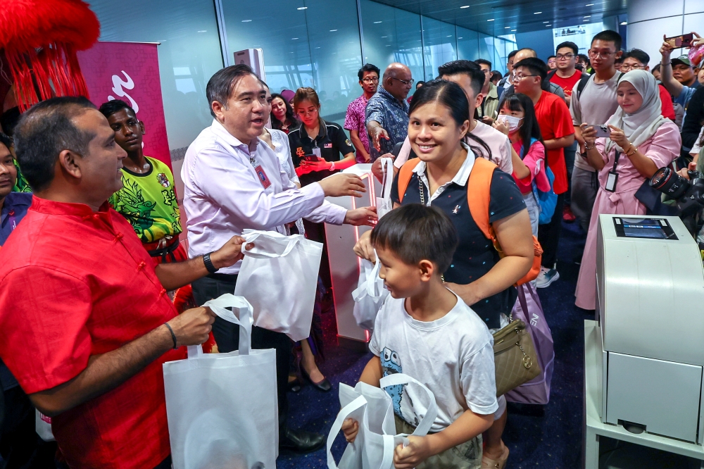 Transport Minister Anthony Loke hands out CNY goodie bags to Batik Air passengers travelling from Kuala Lumpur to Sibu at the Kuala Lumpur International Airport in Sepang February 7, 2024. — Bernama pic