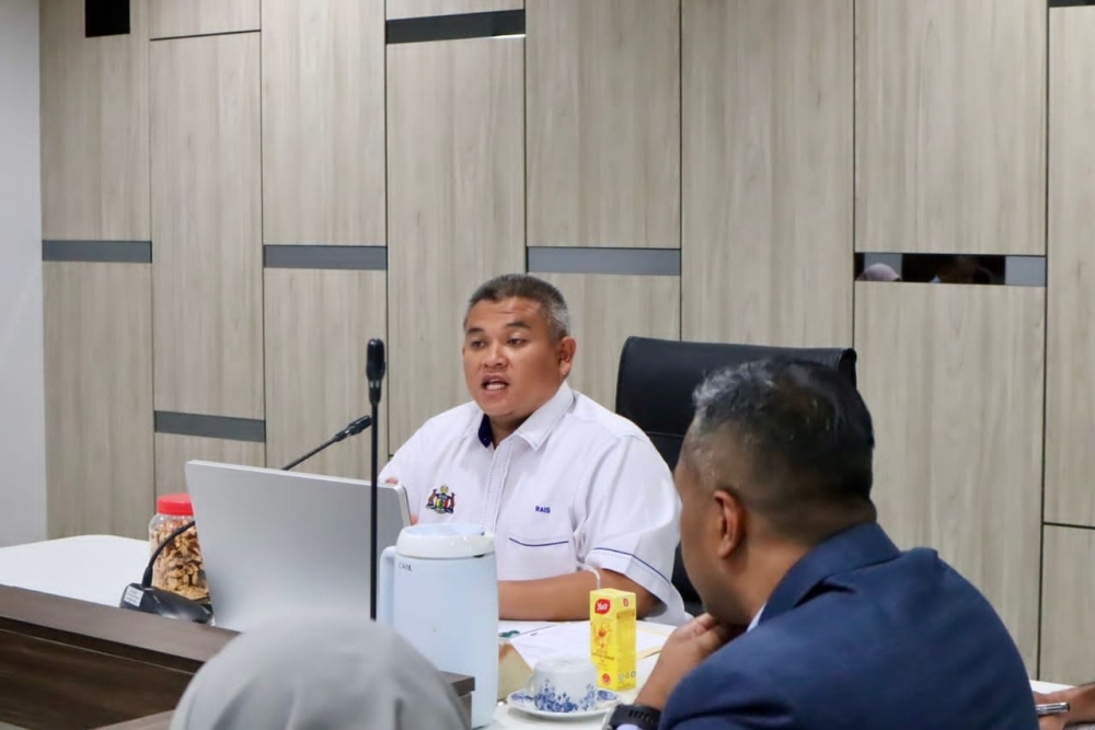 Melaka State Housing, Local Government, Drainage, Climate Change and Disaster Management Committee chairman Datuk Rais Yasin said a meeting with the developer of the condominium project will also be held soon to address the issues raised by buyers. — Picture via Facebook/Rais Yasin