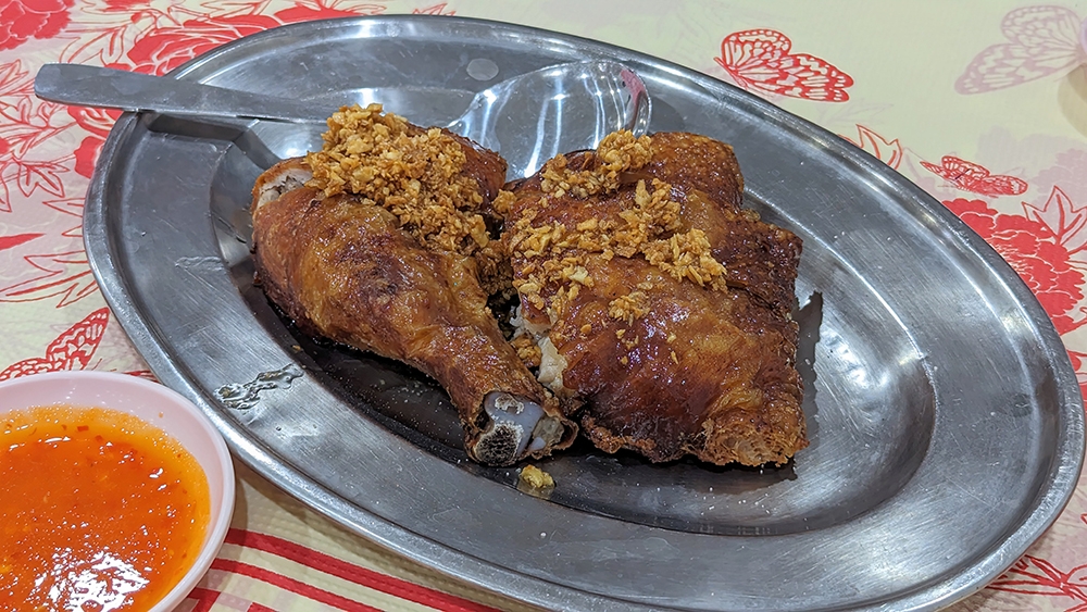 Crispy fried chicken here is also delicious.