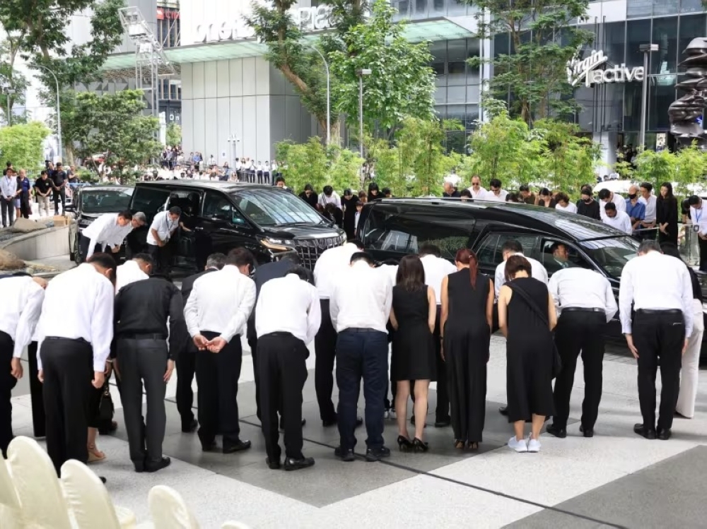 United Overseas Bank employees bowing to the cortege of the late Wee Cho Yaw during a memorial service held at UOB Plaza Atrium on February 7, 2024. — TODAY pic