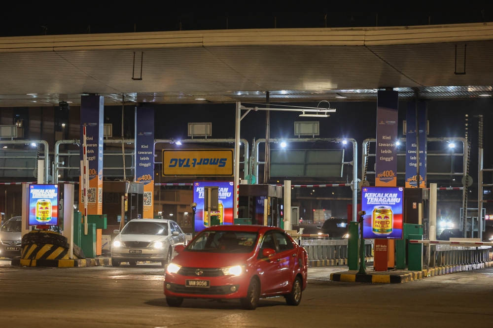 A spokesperson for PLUS Malaysia Berhad said traffic volume is expected to further increase in the evening after working hours and as the public takes advantage of the toll-free travel for two days starting today. ― Bernama pic