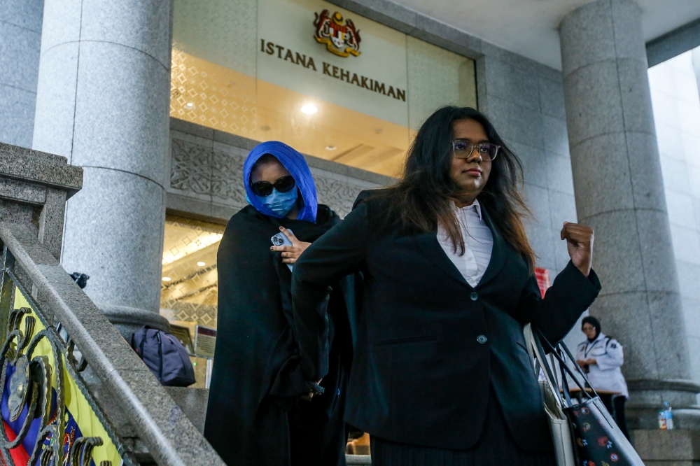 Samirah Muzaffar (left) leaves the Court of Appeal in Putrajaya, February 8, 2024. ― Picture by Hari Anggara