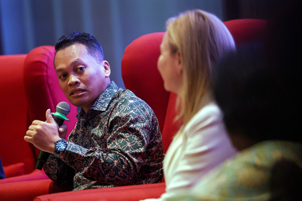 Natural Resources and Environmental Sustainability Minister Nik Nazmi Nik Ahmad stressed the need for innovation, sustainability, and economic prosperity to coexist as Malaysia pursues its path towards a high-value, high-knowledge, and high-wage economy. — Bernama pic 