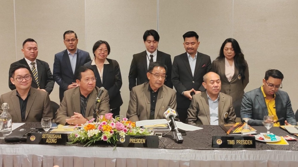 Sarawak Minister of Youth, Sports, and Entrepreneur Development Datuk Seri Abdul Karim Rahman Hamzah (seated, centre) said the state is open to the possibility of national diving queen Datuk Pandelela Rinong serving as the state’s diving coach in the future. — Borneo Post pic