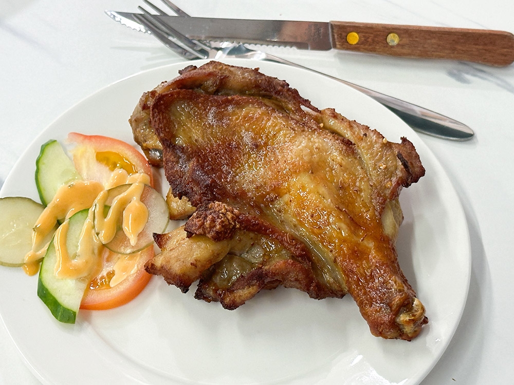 Fried chicken is popular with the diners for its juicy meat and sweet taste.