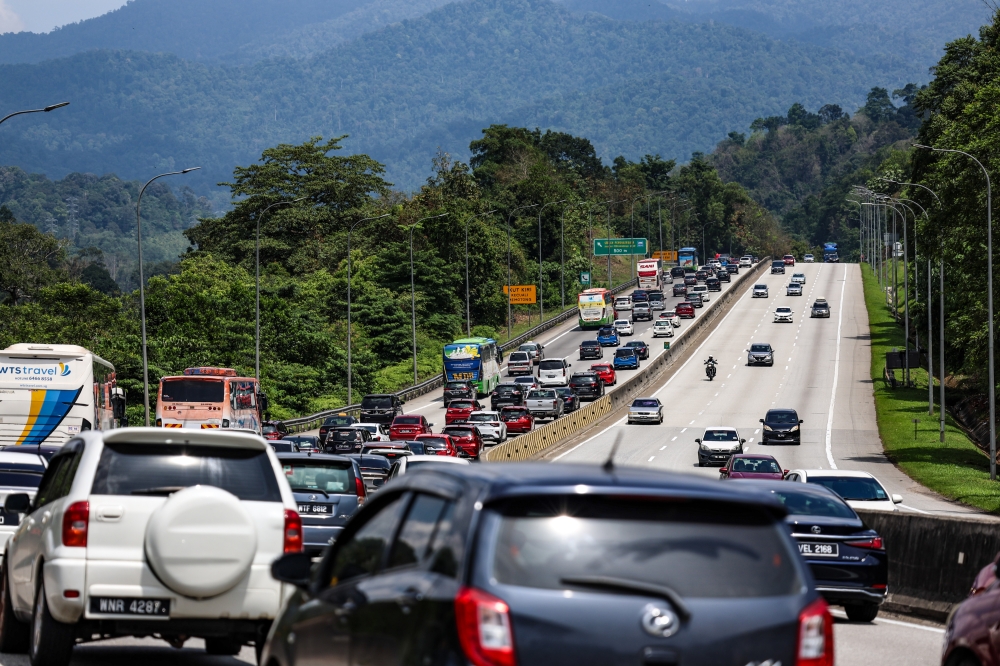 Bumper-to-bumper traffic from Gombak on the KL Karak (KLK) Expressway heading towards Genting Sempah, February 9, 2024. — Picture by Hari Anggara