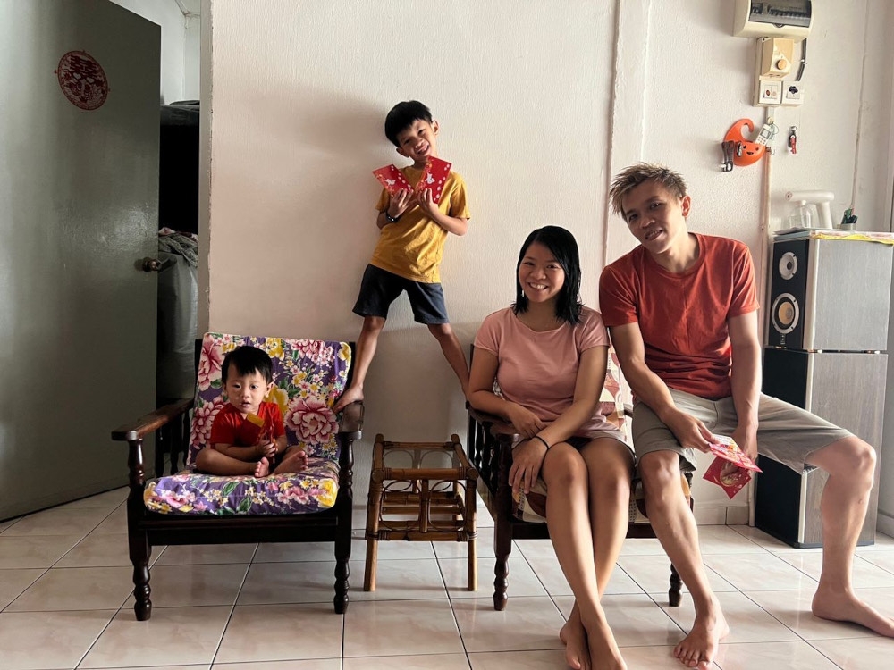 Growing up as a dragon, Lim Su-Lynn (third from left) and her husband, never feel pressured by her family. This Chinese New Year, Lim expresses thanks and gratitude to her parents who are ever supportive. — Picture by Hari Anggara 