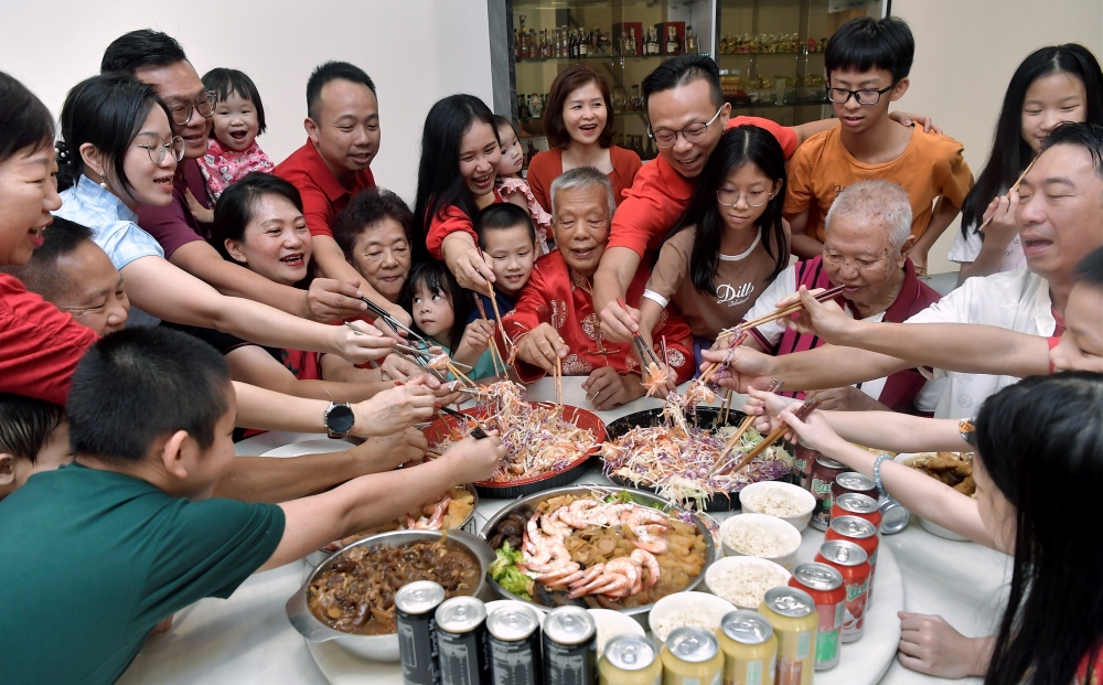 Tee Seng, 77, (centre) tosses Yee Sang during reunion dinner at his home in Jalan Pandamaran Klang, February 9, 2024. — Bernama pic 
