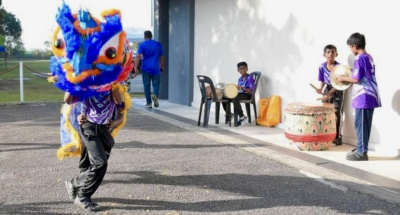 Master Tom Chan breaks stereotypes with his all-Indian lion dance troupe at SJKT Pasir Gudang (VIDEO)