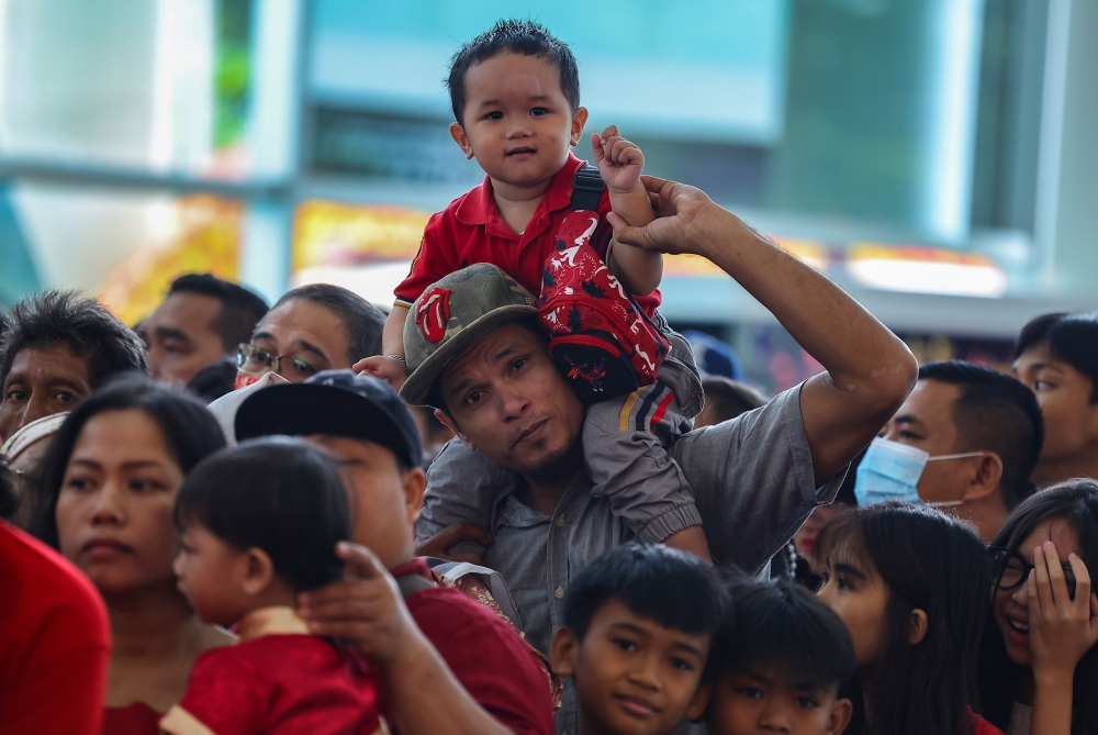 Part of the crowd attending the Chinese New Year open house at the Borneo Convention Centre Kuching February 10, 2024. — Bernama pic