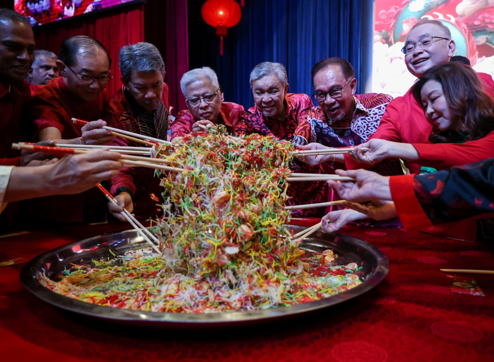 Foreign Minister Datuk Seri Mohamad Hasan (3rd left) at the Chinese New Year open house in Wisma MCA. — Bernama pic