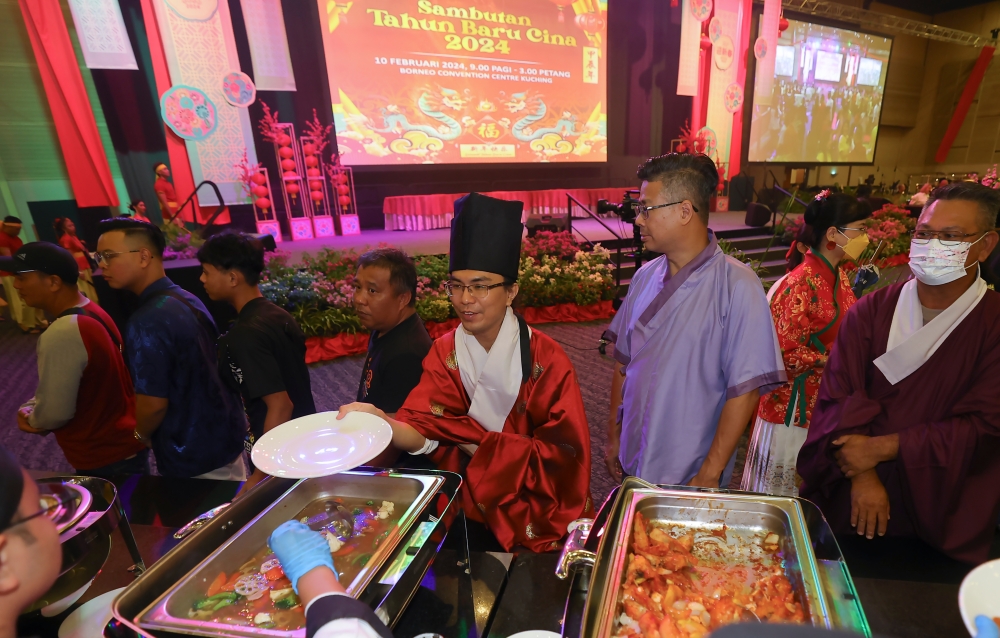 People attend the Sarawak State Level Chinese New Year 2024 Open House at Borneo Convention Center Kuching, February 10, 2024. — Bernama pic 