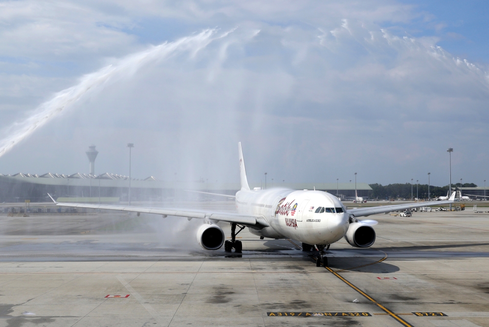 Batik Air’s inaugural flight on the Kuala-Lumpur-Istanbul Sabiha Gocken International Airport (KUL-ISG) route at the Kuala Lumpur International Airport (KLIA) Terminal 1 greeted with a ceremonial water cannon salute, Sepang, February 10, 2024. — Bernama pic 