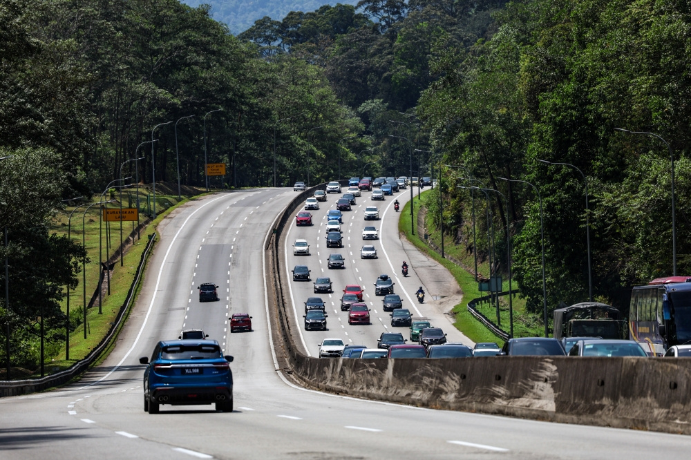 Traffic on the KL-Karak (KLK) Expressway from Gombak heading towards Genting Sempah, February 9, 2024. — Picture by Hari Anggara