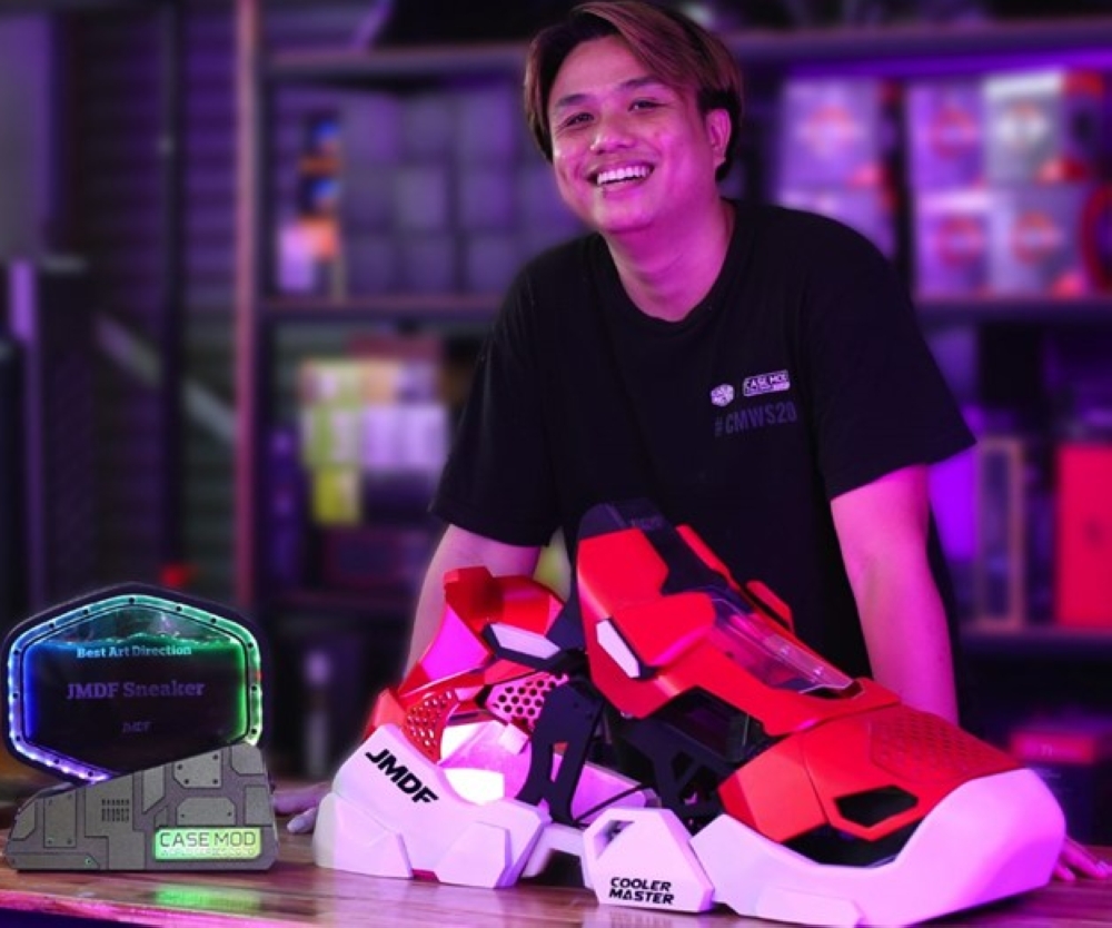 Juggapat Thonglue with the original award-winning JMDF Sneaker custom case.— All SoyaCincau pic