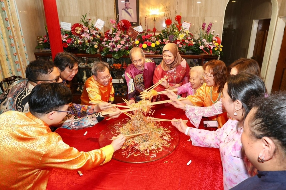 (From 4th left) Deputy Premier Datuk Amar Dr Sim Kui Hian leads Yang di-Pertua Negeri Tun Wan Junaidi Tuanku Jaafar and his wife Toh Puan Fauziah Mohd Sanusi in tossing the ‘yee sang’. — Borneo Post pic